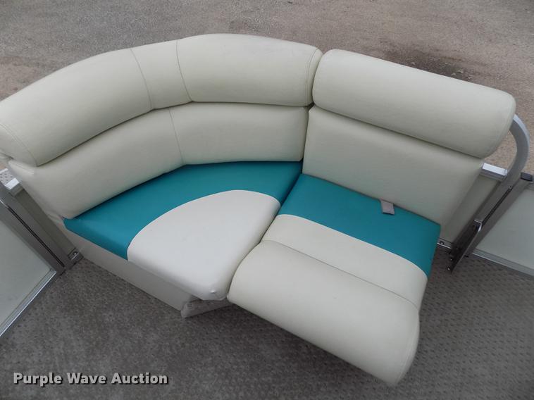 image for item DE1164 2005 Voyager pontoon boat