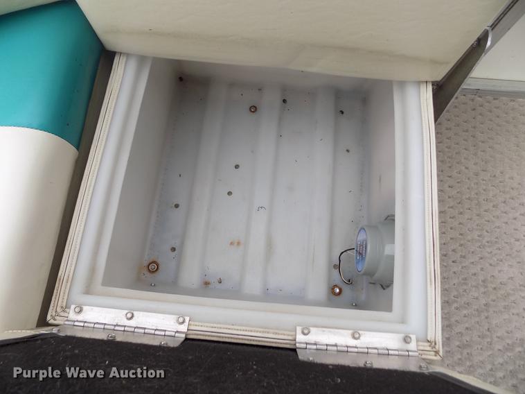 image for item DE1164 2005 Voyager pontoon boat