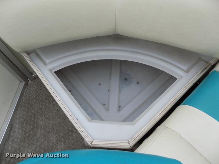 image for item DE1164 2005 Voyager pontoon boat