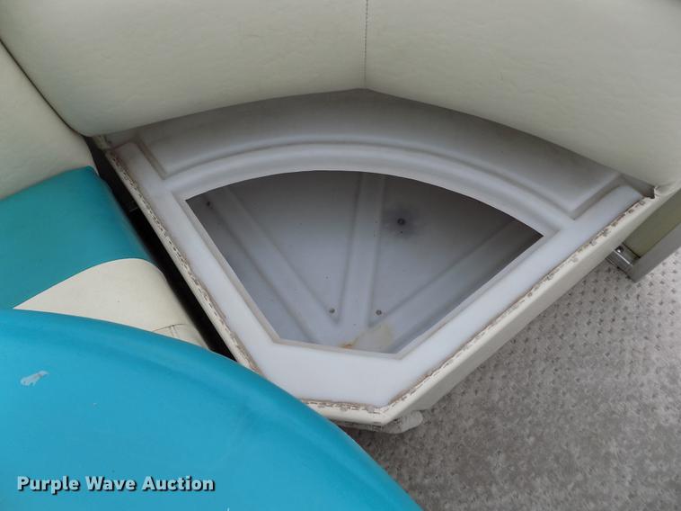 image for item DE1164 2005 Voyager pontoon boat