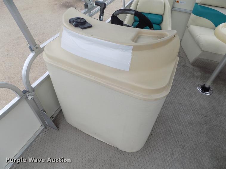 image for item DE1164 2005 Voyager pontoon boat