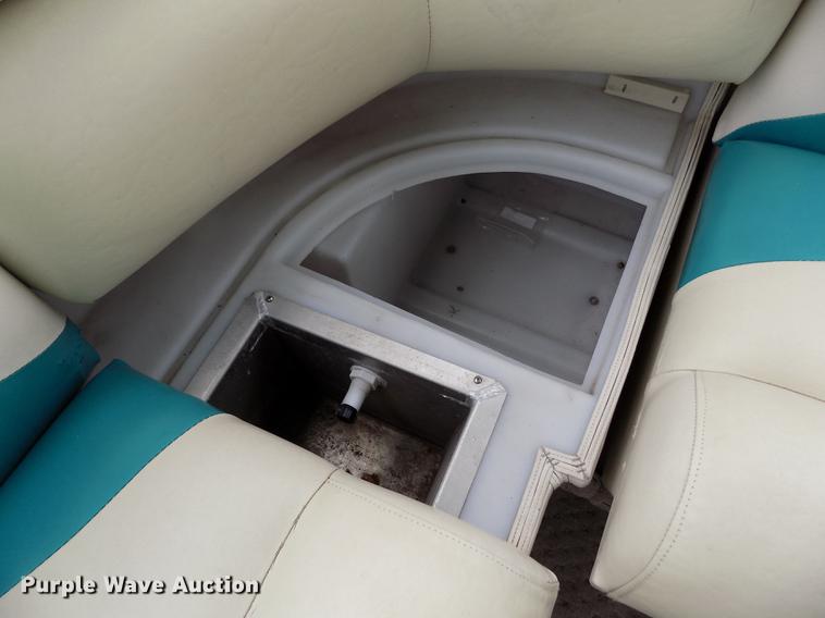 image for item DE1164 2005 Voyager pontoon boat