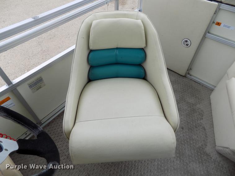 image for item DE1164 2005 Voyager pontoon boat