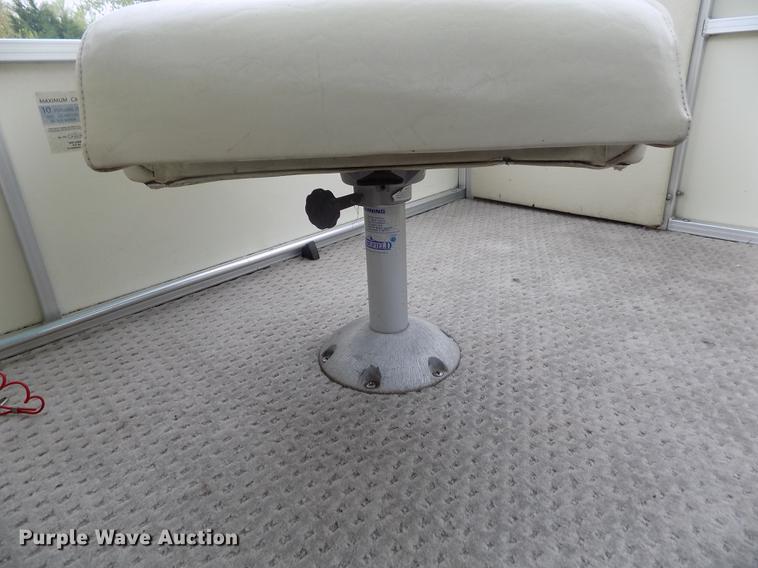 image for item DE1164 2005 Voyager pontoon boat