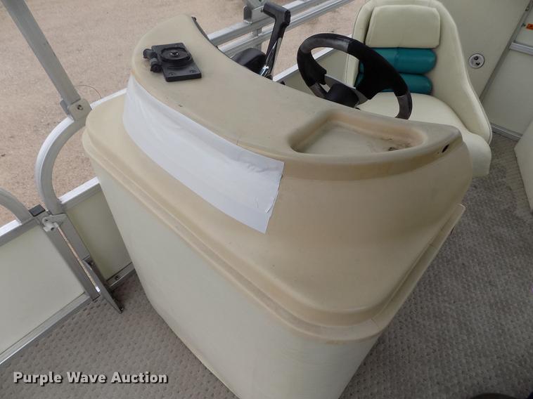 image for item DE1164 2005 Voyager pontoon boat