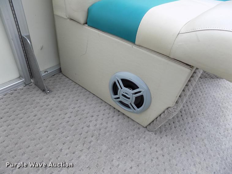 image for item DE1164 2005 Voyager pontoon boat