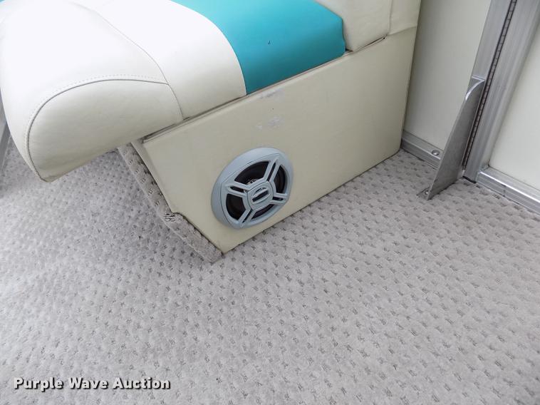 image for item DE1164 2005 Voyager pontoon boat