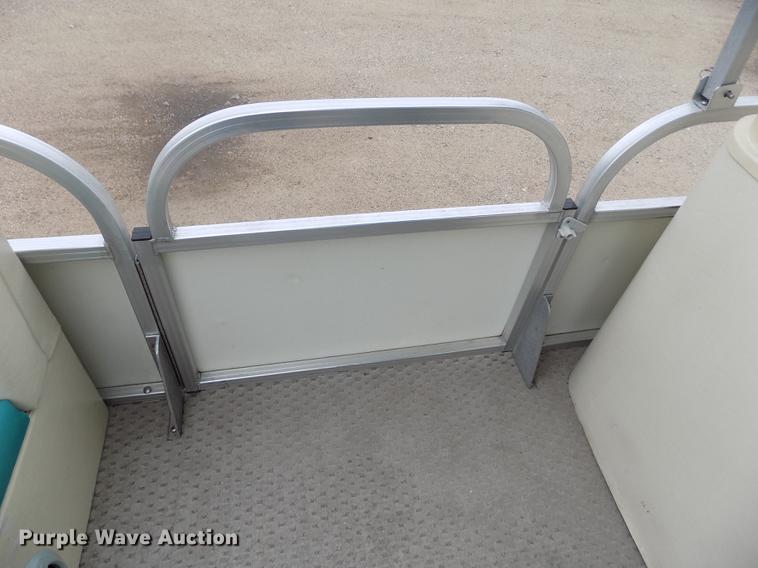 image for item DE1164 2005 Voyager pontoon boat