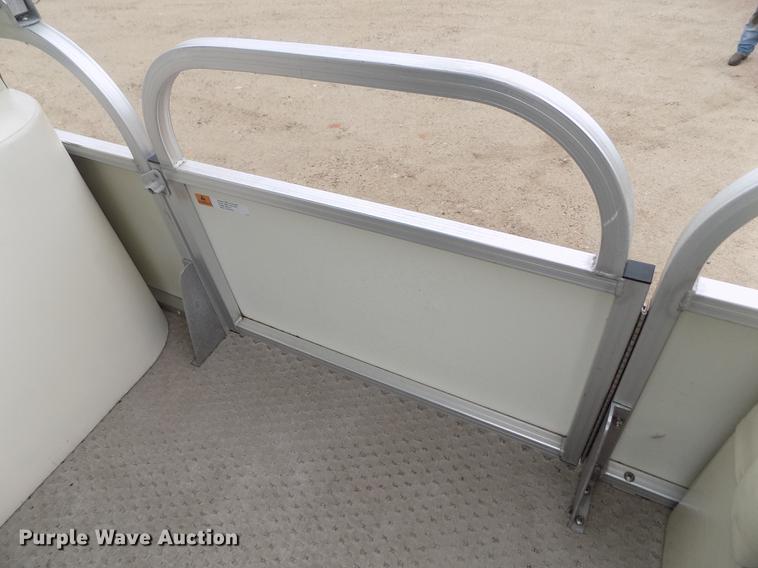 image for item DE1164 2005 Voyager pontoon boat