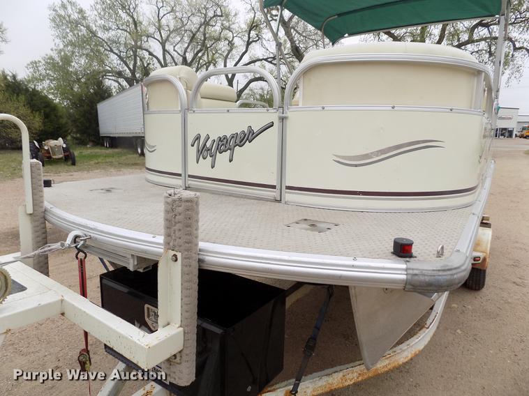 image for item DE1164 2005 Voyager pontoon boat