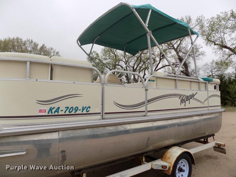 image for item DE1164 2005 Voyager pontoon boat