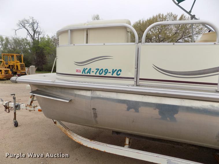 image for item DE1164 2005 Voyager pontoon boat