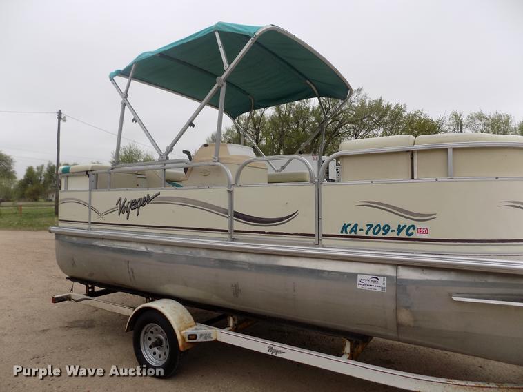 image for item DE1164 2005 Voyager pontoon boat