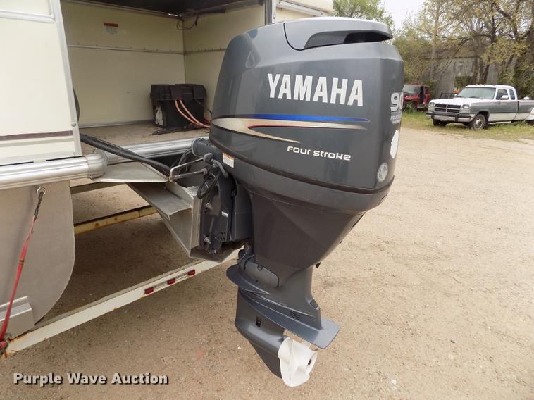 image for item DE1164 2005 Voyager pontoon boat