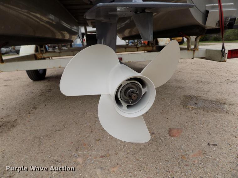 image for item DE1164 2005 Voyager pontoon boat