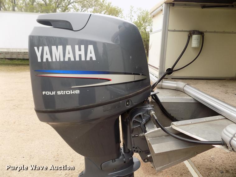 image for item DE1164 2005 Voyager pontoon boat