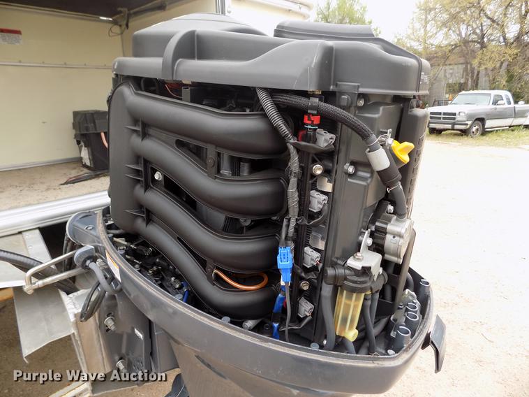 image for item DE1164 2005 Voyager pontoon boat