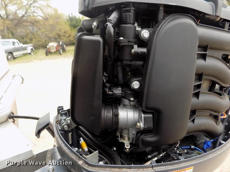 image for item DE1164 2005 Voyager pontoon boat