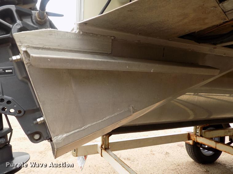 image for item DE1164 2005 Voyager pontoon boat