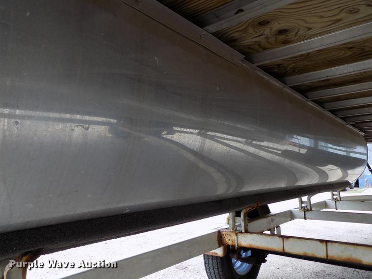 image for item DE1164 2005 Voyager pontoon boat