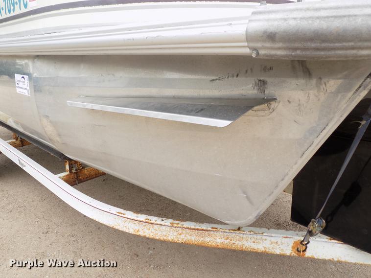 image for item DE1164 2005 Voyager pontoon boat