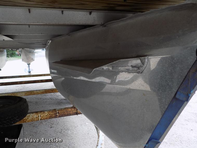 image for item DE1164 2005 Voyager pontoon boat