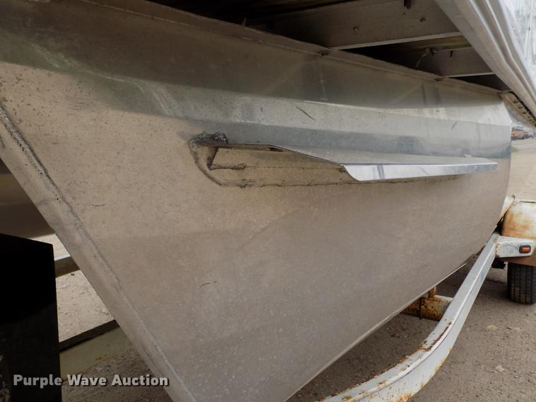 image for item DE1164 2005 Voyager pontoon boat