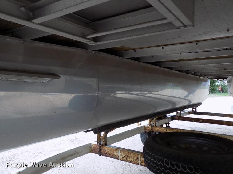 image for item DE1164 2005 Voyager pontoon boat