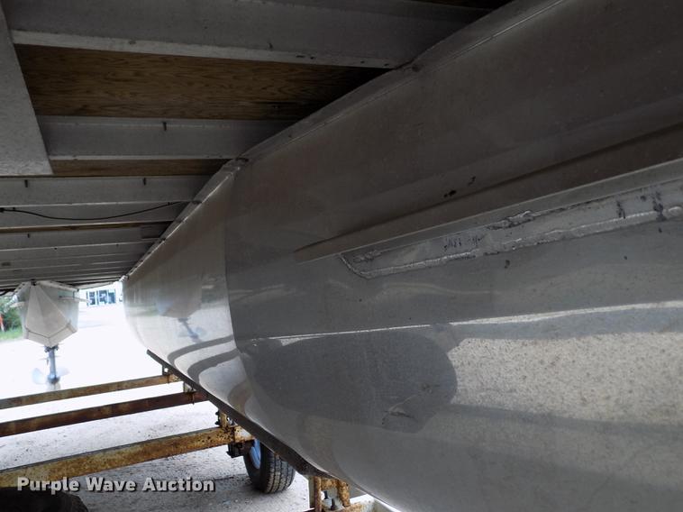 image for item DE1164 2005 Voyager pontoon boat