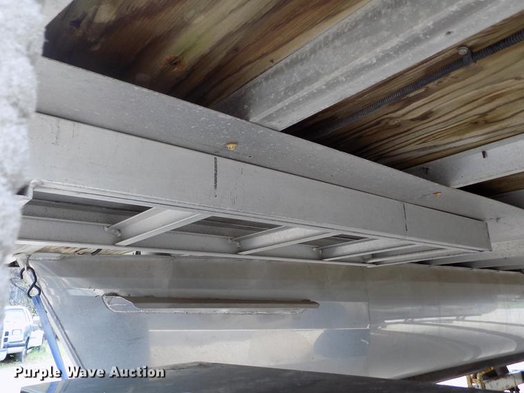 image for item DE1164 2005 Voyager pontoon boat