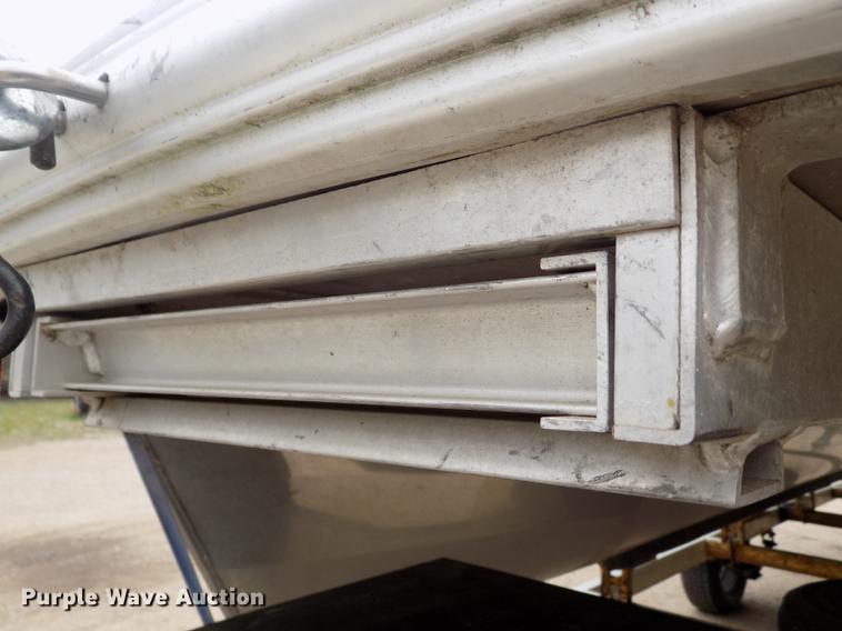 image for item DE1164 2005 Voyager pontoon boat