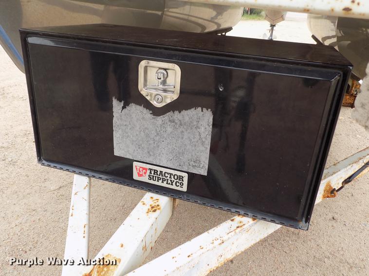 image for item DE1164 2005 Voyager pontoon boat