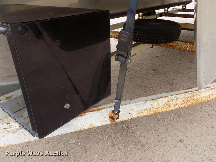 image for item DE1164 2005 Voyager pontoon boat