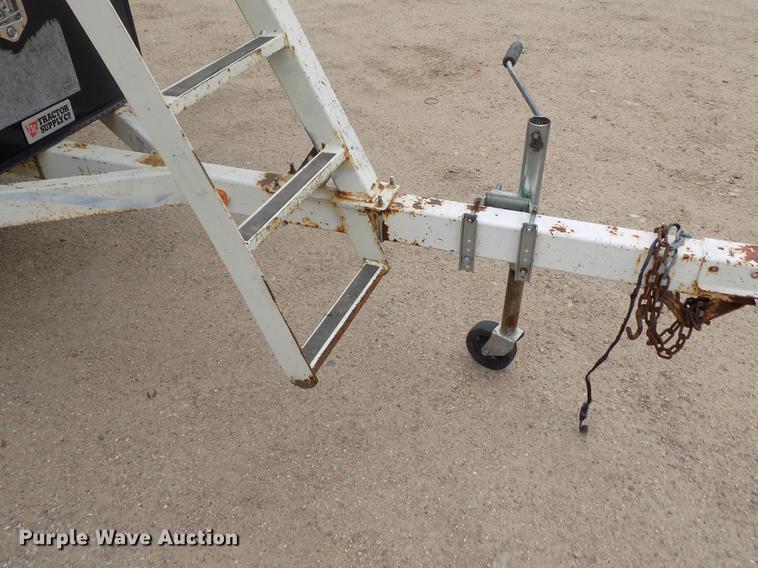 image for item DE1164 2005 Voyager pontoon boat