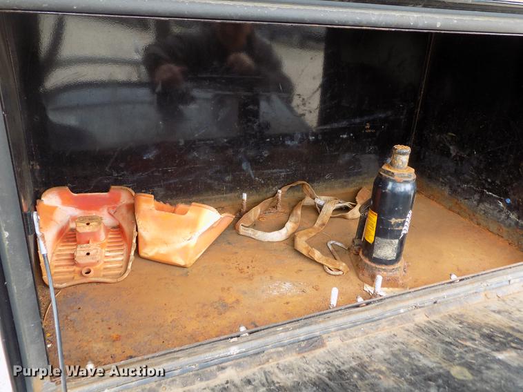 image for item DE1164 2005 Voyager pontoon boat