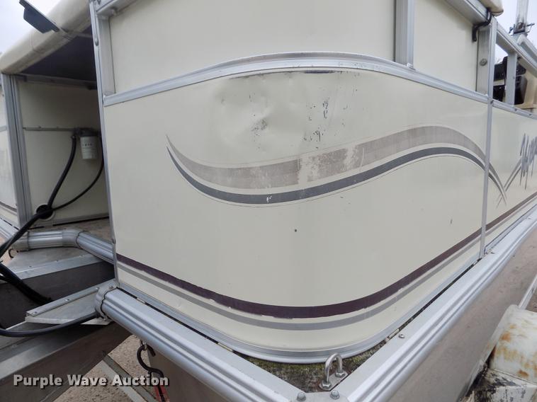 image for item DE1164 2005 Voyager pontoon boat