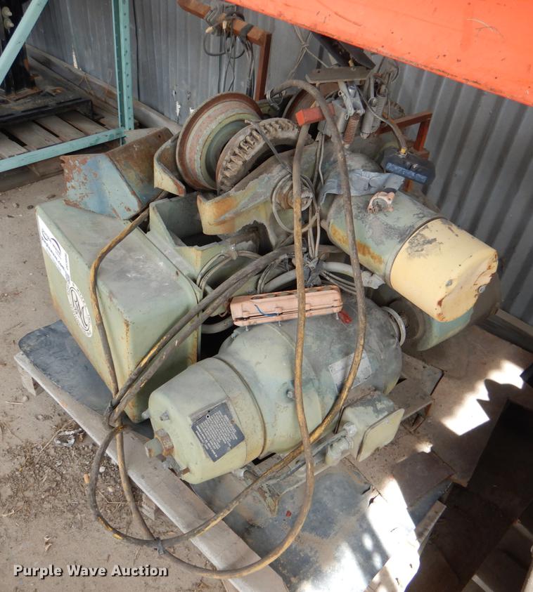 image for item DE3896 (4) hoist cranes