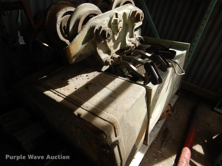 image for item DE3896 (4) hoist cranes