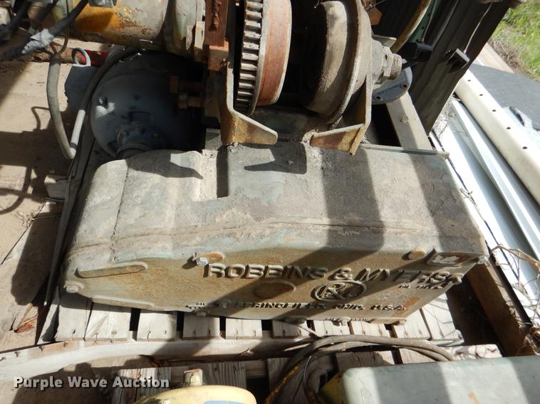 image for item DE3896 (4) hoist cranes