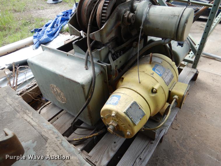 image for item DE3896 (4) hoist cranes