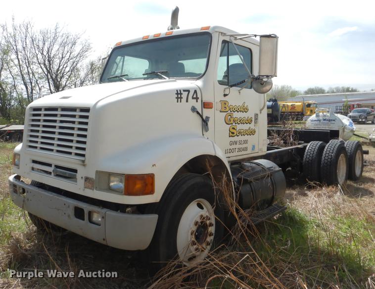 image for item DE3901 1999 International 8100 truck cab and chassis