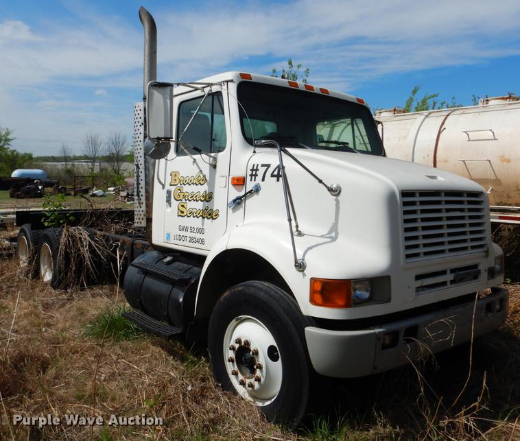 image for item DE3901 1999 International 8100 truck cab and chassis
