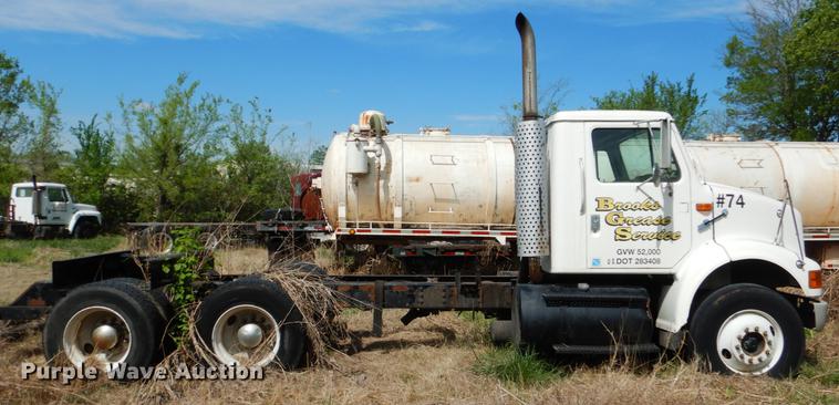 image for item DE3901 1999 International 8100 truck cab and chassis