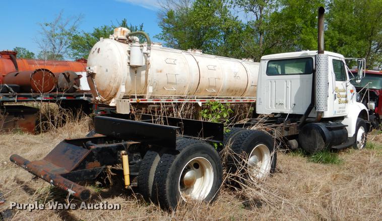 image for item DE3901 1999 International 8100 truck cab and chassis