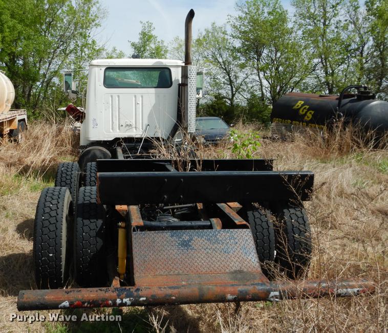 image for item DE3901 1999 International 8100 truck cab and chassis