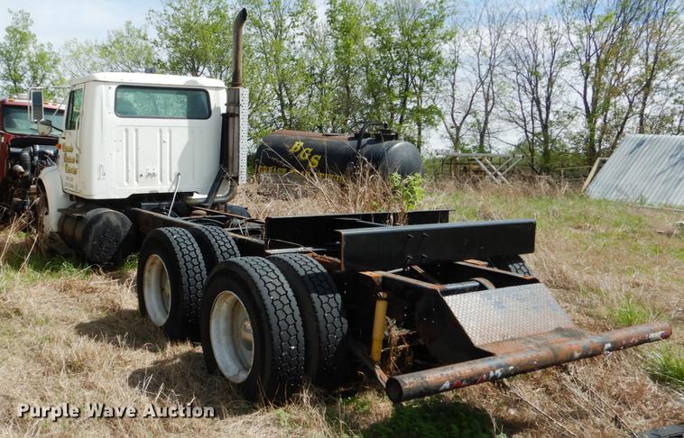 image for item DE3901 1999 International 8100 truck cab and chassis