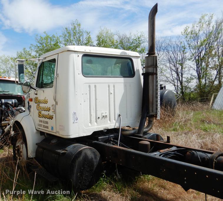 image for item DE3901 1999 International 8100 truck cab and chassis