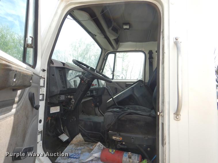 image for item DE3901 1999 International 8100 truck cab and chassis