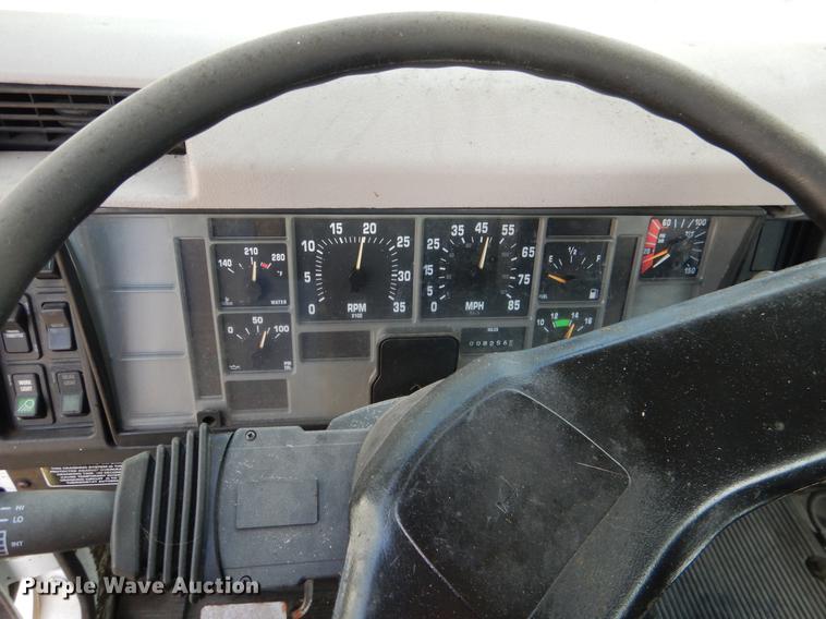 image for item DE3901 1999 International 8100 truck cab and chassis