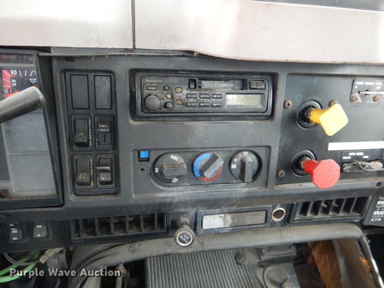 image for item DE3901 1999 International 8100 truck cab and chassis